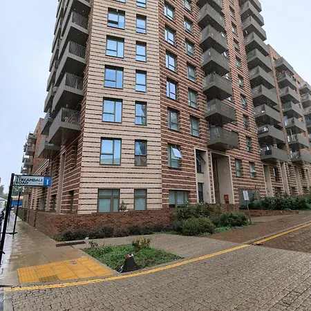 Modernistic 2 Bed - 2 Bath Flat Near Central London Exterior photo