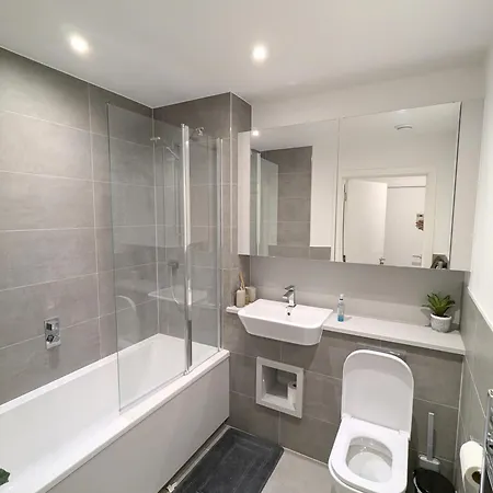 Modernistic 2 Bed - 2 Bath Flat Near Central London Exterior photo