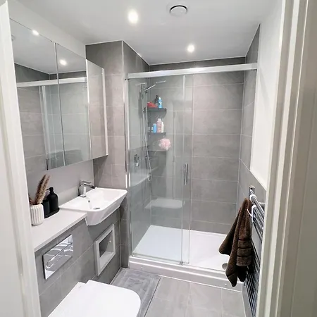 Modernistic 2 Bed - 2 Bath Flat Near Central London Exterior photo