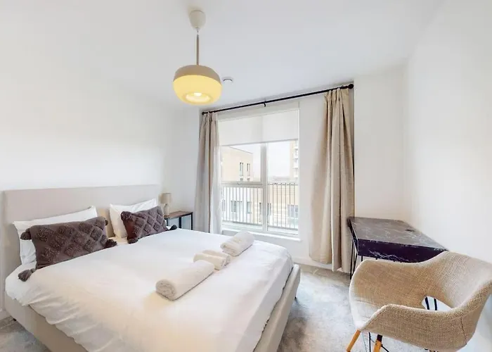 Modernistic 2 Bed - 2 Bath Flat Near Central London