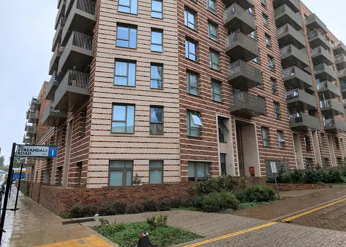 Modernistic 2 Bed - 2 Bath Flat Near Central London